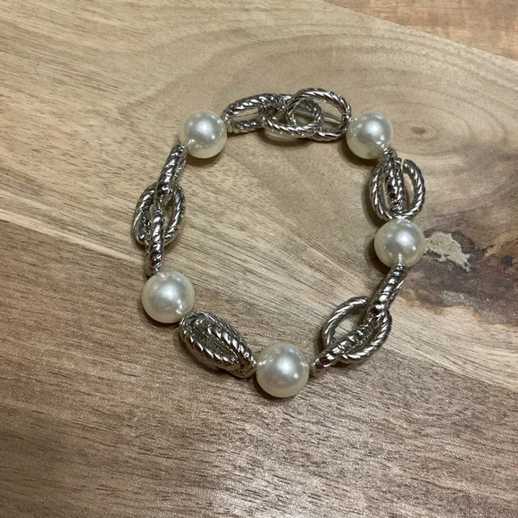 NEW ARRIVALS LIVE SHOW LISTING BRACELET - Picture 1 of 5